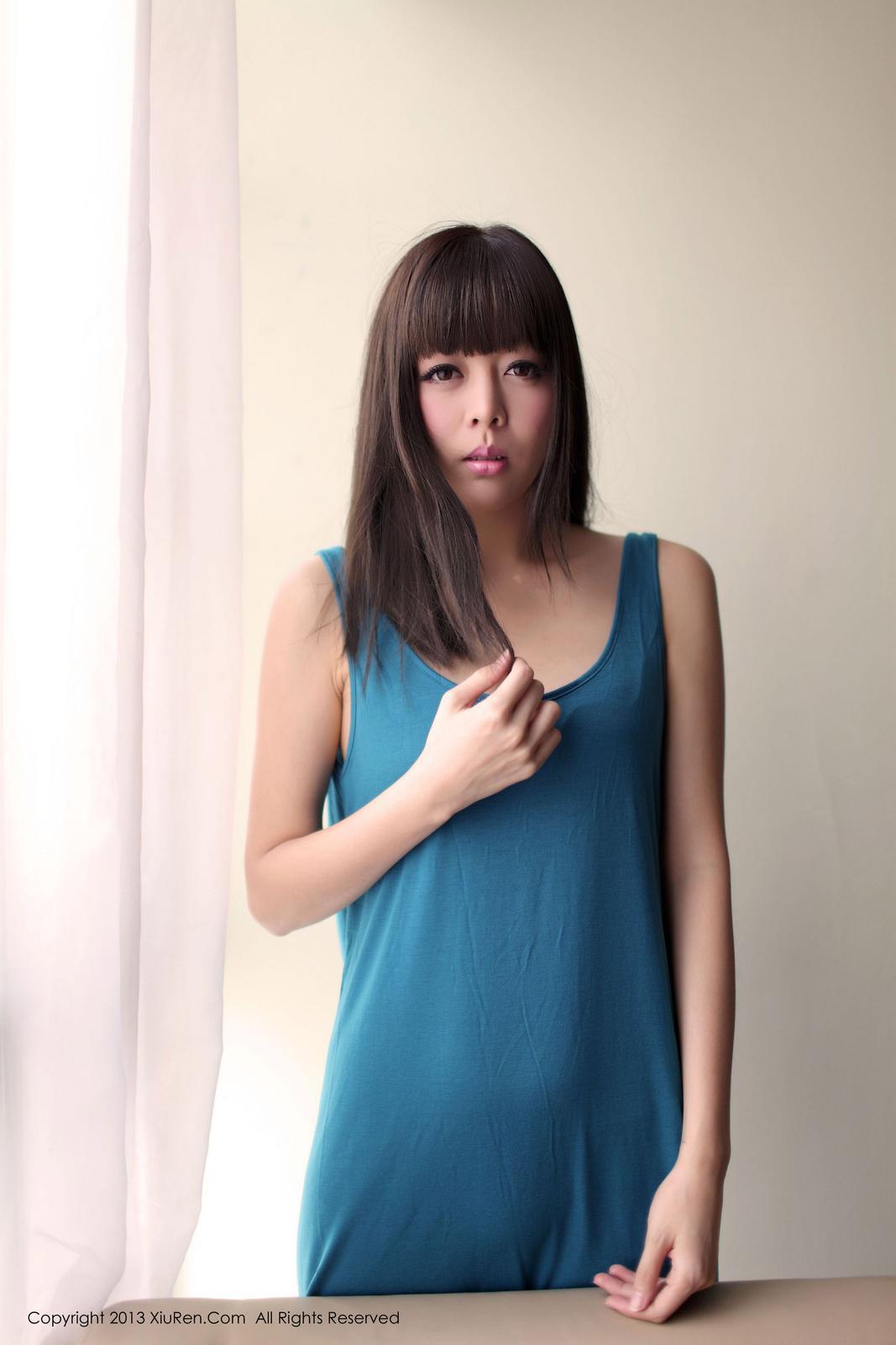 秀人网NO.0001 Viki 湖蓝色无袖背心裙站姿，手捏发丝，纱帘与米色墙面背景